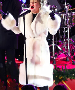 Kelly Clarkson White Fur Coat