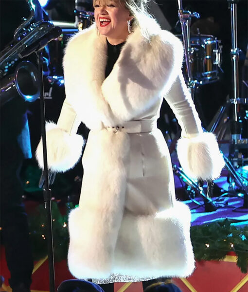 Kelly Clarkson White Fur Coat