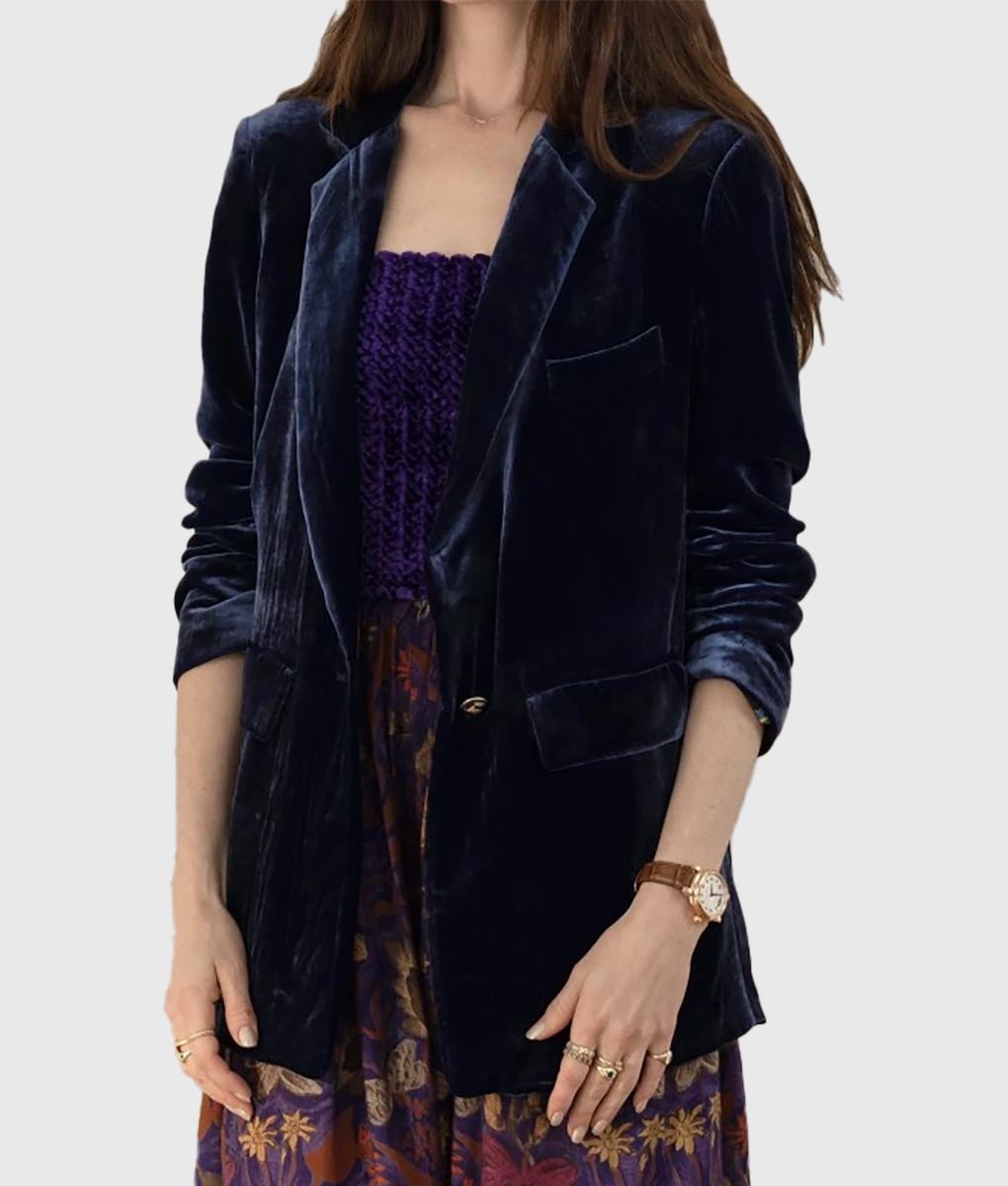 The Idea of You Anne Hathaway Blue Blazer - Anne Hathaway The Idea of You Solène Blue Blazer - Front View2